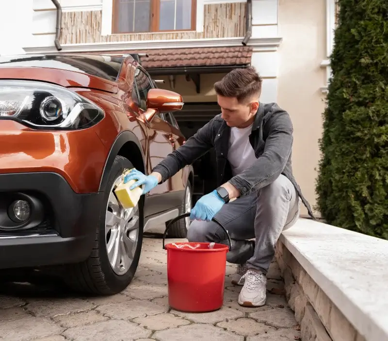 Lavage auto à domicile Bugarach : professionnel intervenant sur un véhicule